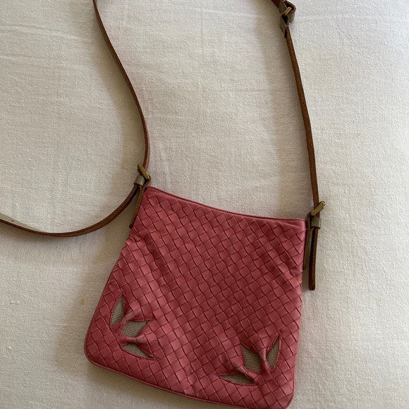 Cross is Bottega Venetta  coral leather bag. - Picture 1 of 4